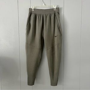 Best 25+ Deals for Mens Nike Winter Pants | Poshmark